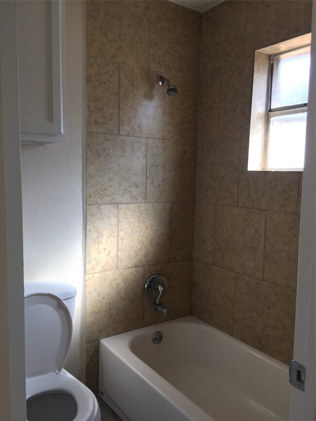 Building Photo - 1138 Oxford Dr