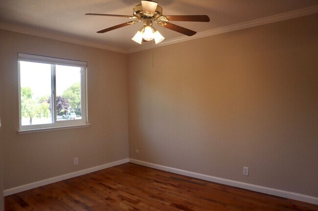 Building Photo - Gorgeous 4-bedroom home with pool – Lakesh...