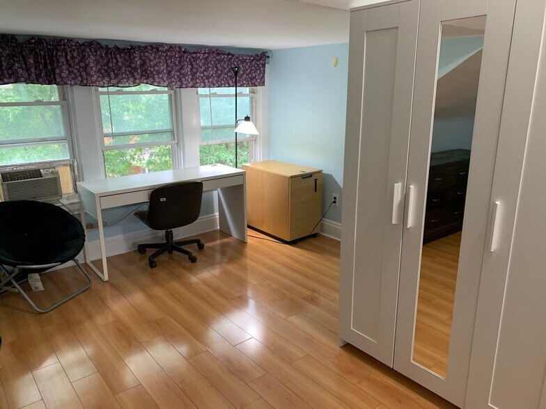 Building Photo - 746 Broughton St