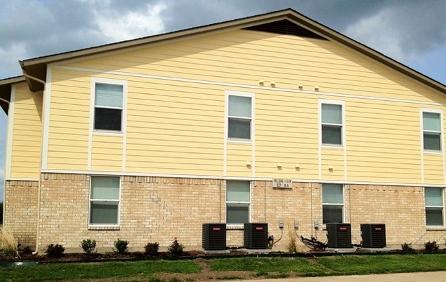 Building Photo - Red Oak Apartments