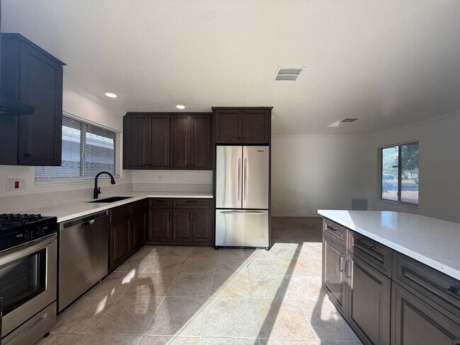 Building Photo - 43060 Larwood St