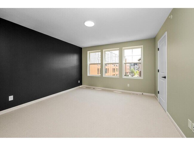 Building Photo - 848 S Woodlawn Ave