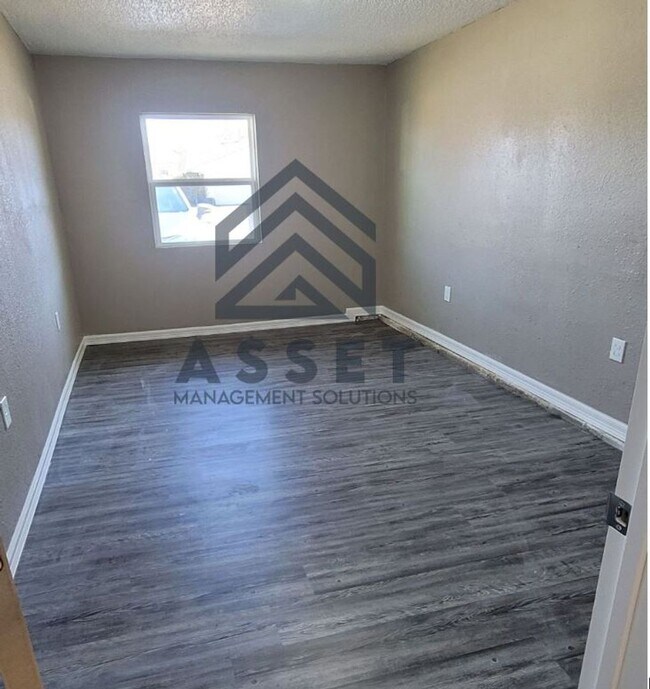 Building Photo - Charming 5 Bedroom House