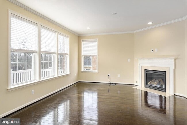 Building Photo - 10625 Legacy Ln