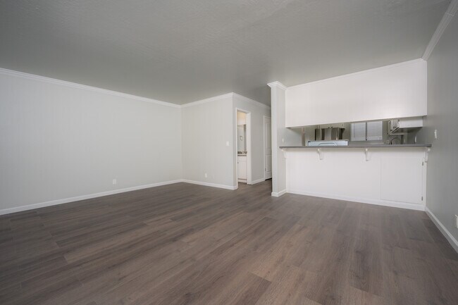 Kiely #7 living1 - Parkview Apartments