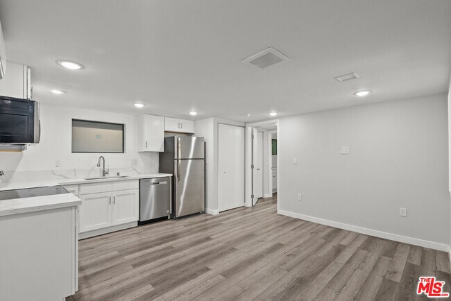 Building Photo - 15286 Sutton St