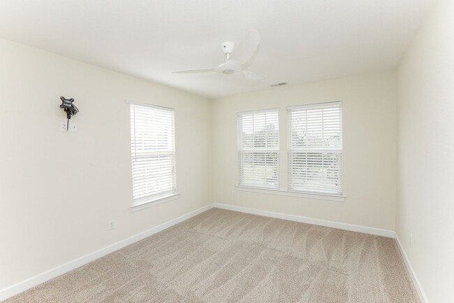 Building Photo - Beautiful Move-In Ready craftsman style home in Norfolk!