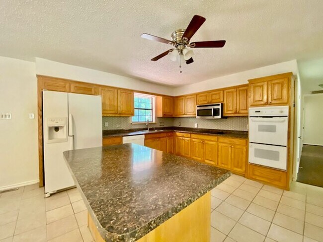 Building Photo - 3 bedroom, 2.5 Bath in Forest Oaks (Near Forest Hills)