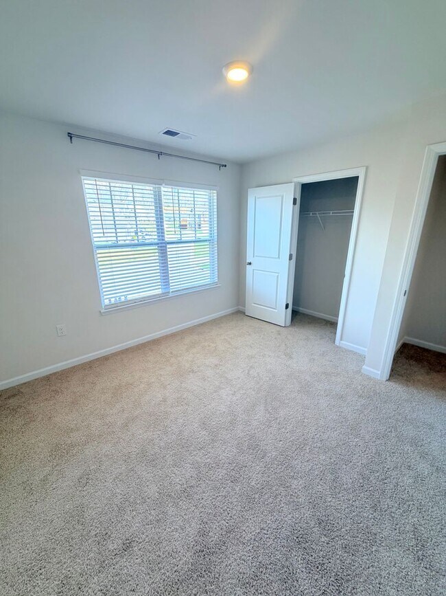 Building Photo - Beautiful 4 Bed, 2.5 Bath Home - Lawn Care Included!