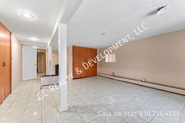 Building Photo - 3109 N Neva Ave