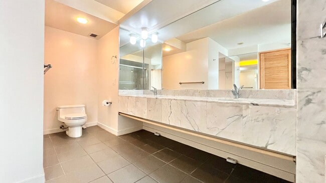 Building Photo - 2-BED/2-BATH AVAILABLE AT NAURU TOWER near...