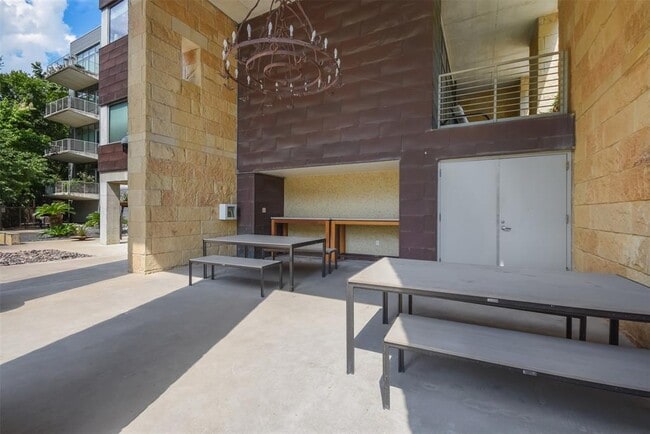 Building Photo - 800 W 5th St