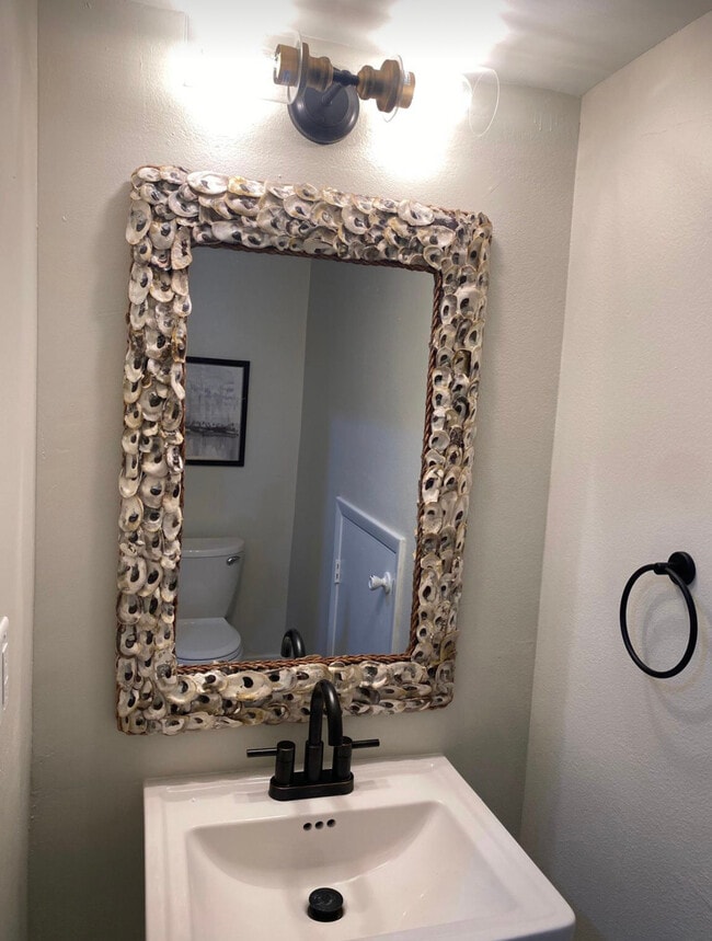 Building Photo - 413 S Melville Ave