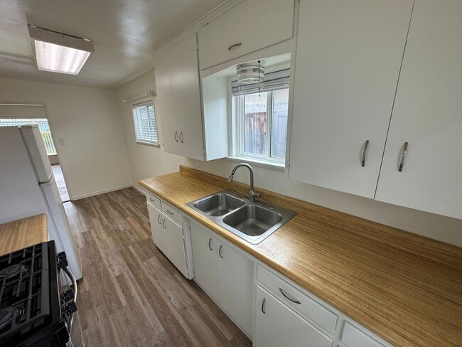 Building Photo - Pierpont Beach Home