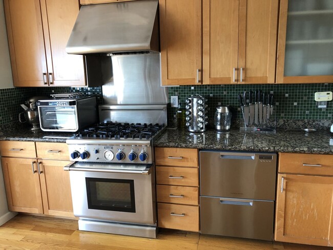 Building Photo - Elegant & Expansive Furnished 3 Bedroom/2 ...