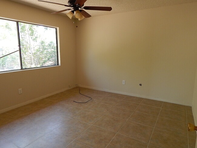 Building Photo - This property is a 3 bedroom, 2 bathroom h...