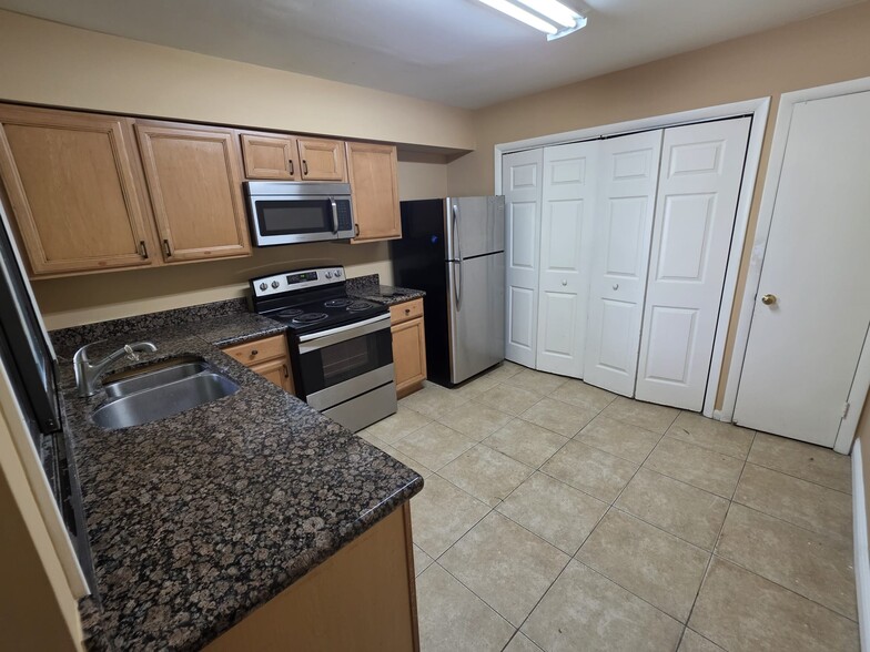 Building Photo - 4158 Pinelake Ln