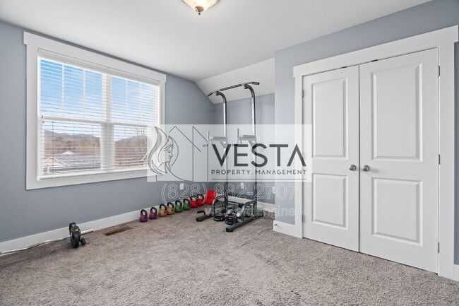 Building Photo - 16 Hyde Park Pl