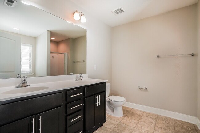 Building Photo - 170 Davelyn Ct