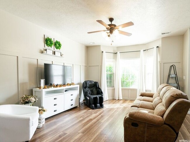 Building Photo - Beautiful Riverton Townhome w 1 car garage...