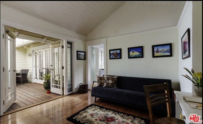 Building Photo - 652 Woodlawn Ave