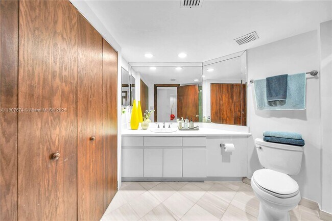 Building Photo - 16425 Collins Ave
