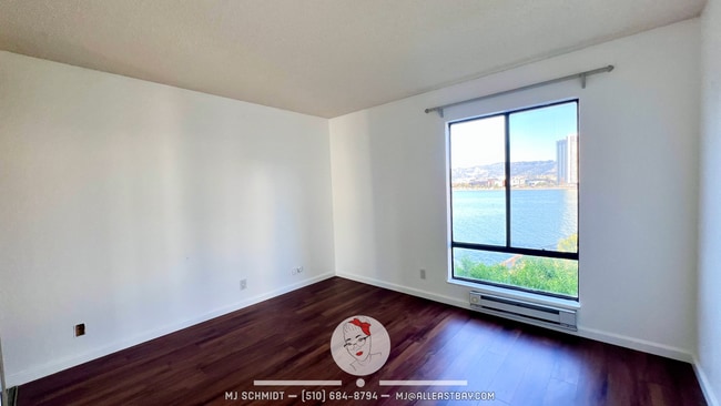 Building Photo - Large corner 2 bedroom surrounded by breathtaking Bay views!