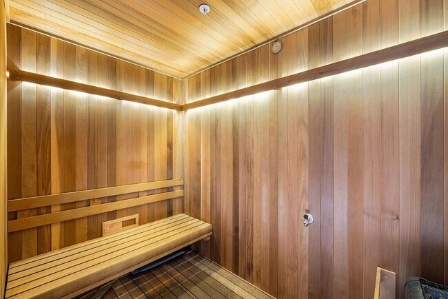 Building Photo - 800 AVENUE AT Port