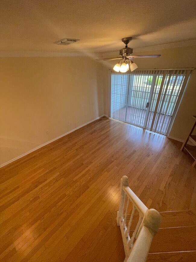 Building Photo - Beautiful 2 bedroom 2.5 bathroom townhome