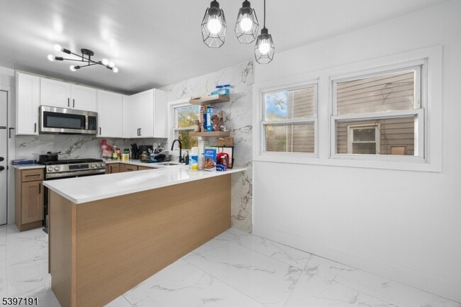 Building Photo - 22 Crescent Ct