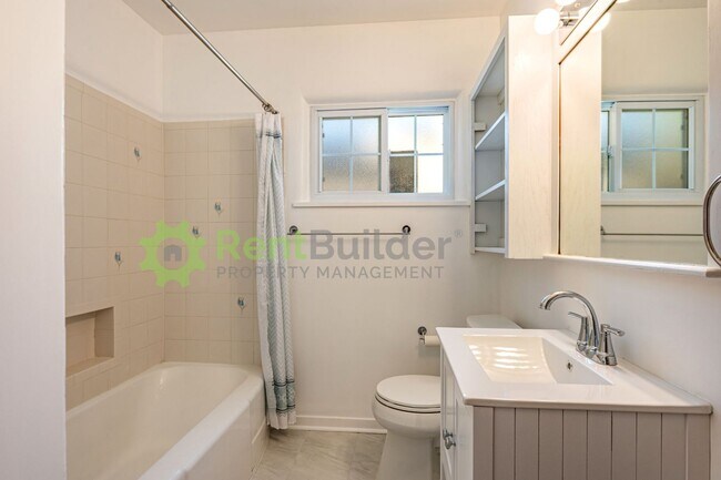 Building Photo - 3822 La Hacienda Dr NE