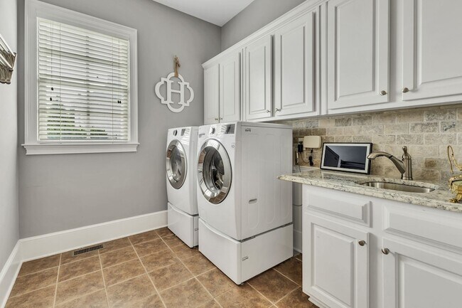 Building Photo - 12 Medalist Ct