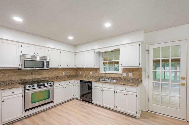 Building Photo - Charming 2-Bedroom Home with Sunroom in th...