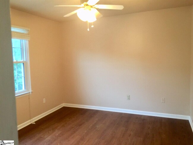 Building Photo - 305 Laurel Tree Ln