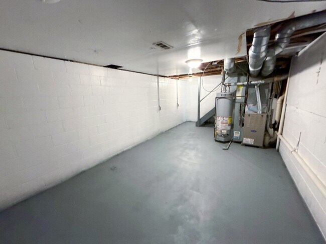 Building Photo - Spacious 3-Bed and 1.5 Home w/ Sunroom - B...