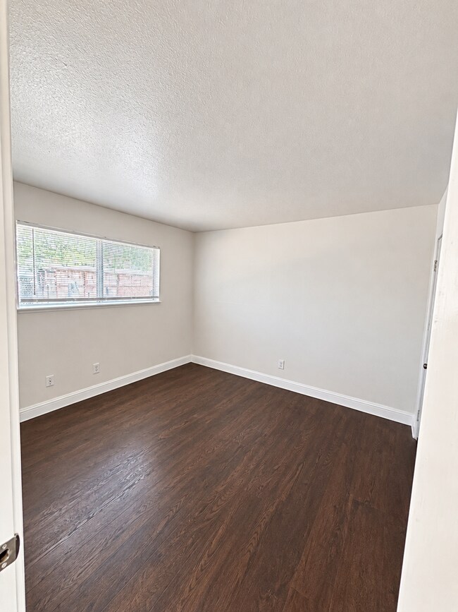 Building Photo - 1047 Alamos Ave