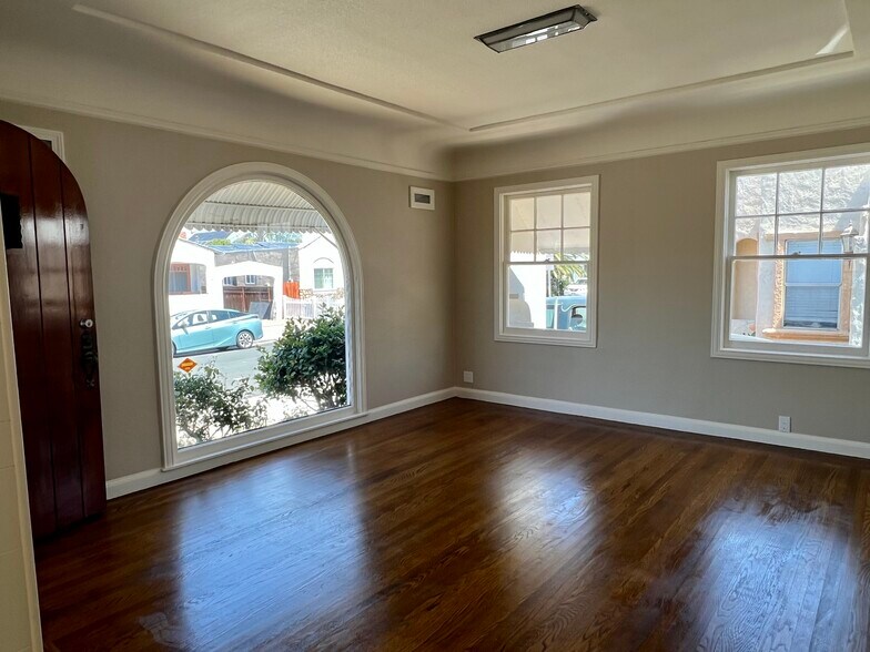 Building Photo - 228 E 17th St