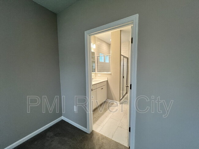 Building Photo - 125 Farmfield Dr
