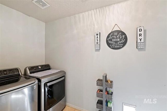 Building Photo - 3bed, 2.5bath, 2031sq.ft. home in South Nampa