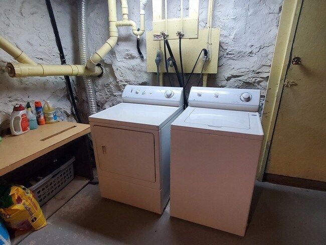 Building Photo - 40 Pine St