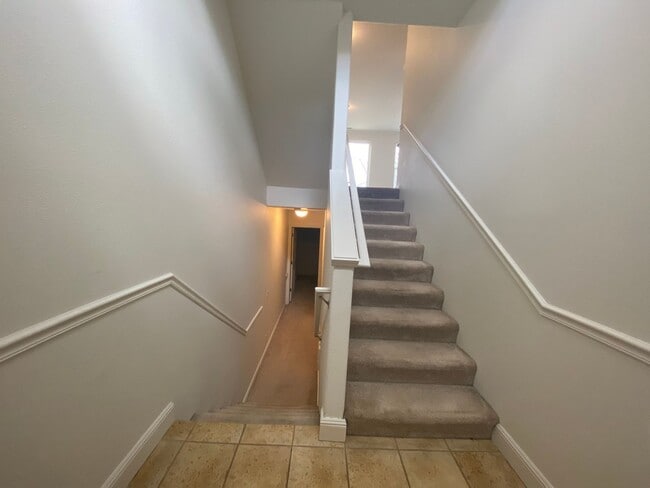 Building Photo - Beautifully Updated Townhouse with New Car...