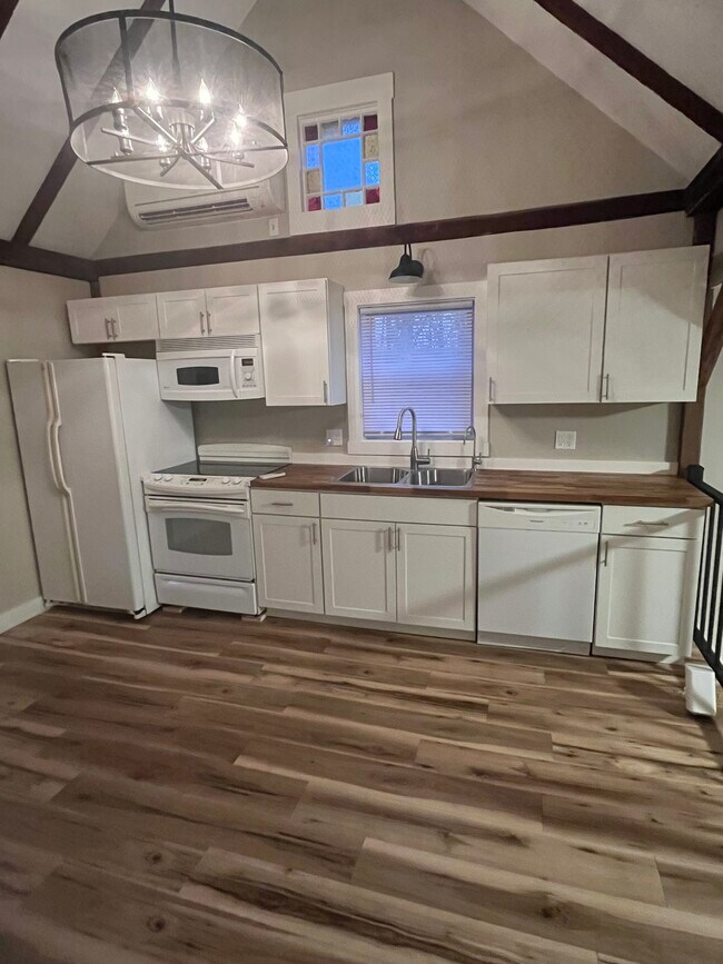 Building Photo - River RD