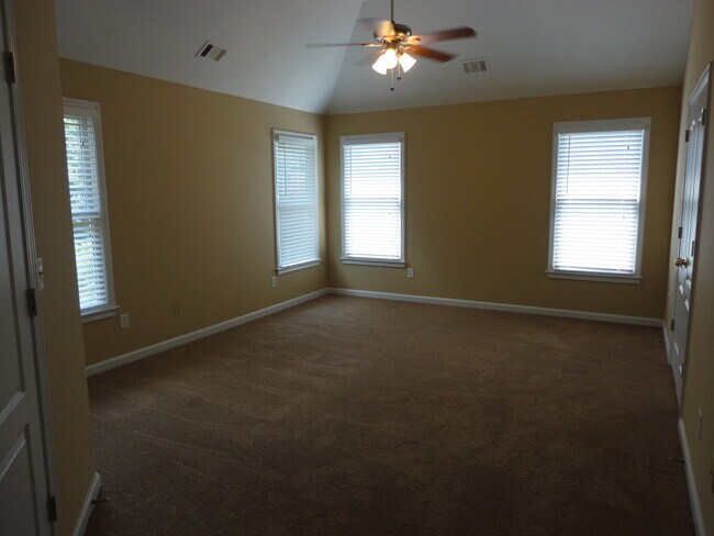 Building Photo - 697 Mountain Oaks Parkway