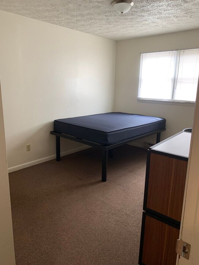 Building Photo - Spacious 2 bedroom 1 bath