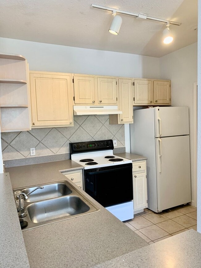 Building Photo - Updated 2/1 at Visconti, new carpet & paint, vaulted ceilings!