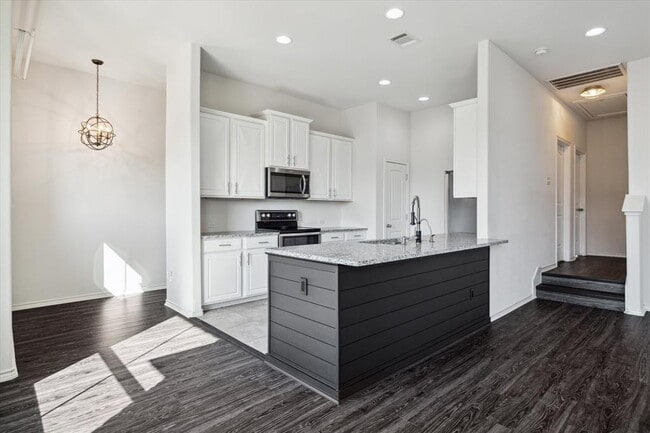 Building Photo - 2105 Town Centre Dr