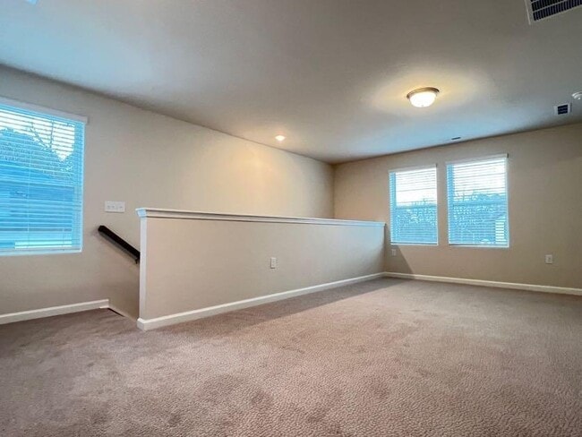 Building Photo - 5 Bedroom Single Family for Sale close to ...