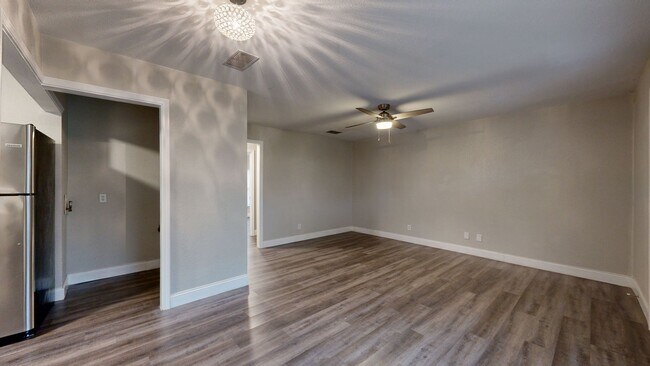 Building Photo - PRICE IMPROVEMENT NOW ONLY $995!!!