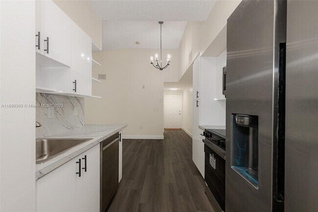 Building Photo - 3211 Sabal Palm Manor