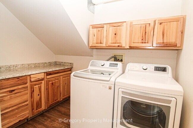 Building Photo - Well Maintained 1st Time Rental 4bed 3bath 2 Car 2076sf New Paint. Huge Fenced Backyard A/C